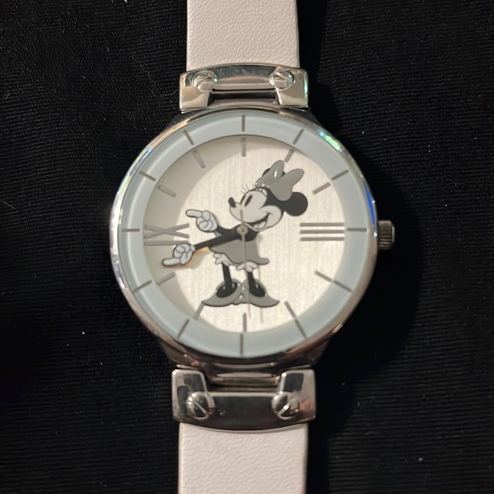 Disney Minnie Mouse silver toned Quartz Analogue Wristwatch -